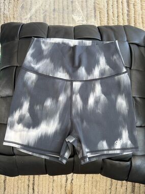 ALO Yoga High-Rise Shorts in Charcoal and White Tie-Dye Sz M never used